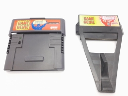 Links zie je de originele Game Genie, maar rechts ziet u de Game Genie Extra Power!